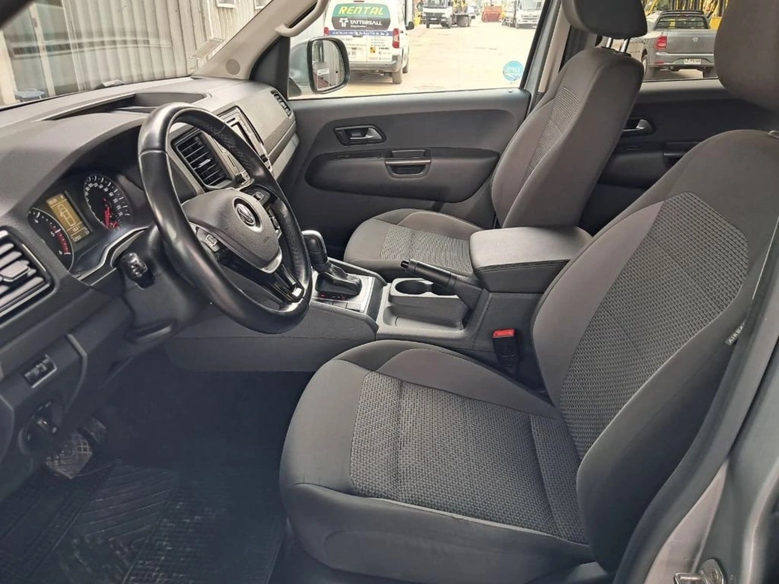 Volkswagen AMAROK COMFORTLINE 4X4 DC AT 2023 - Imagen 14 de 20