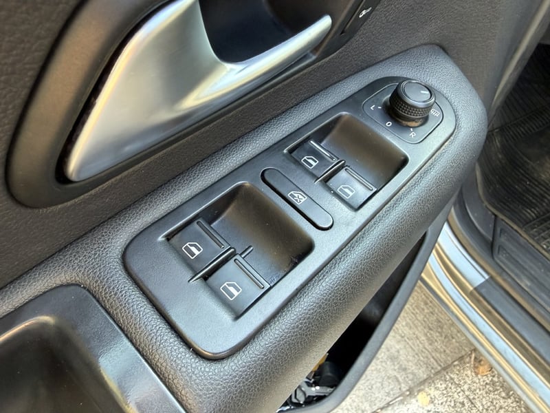 Volkswagen AMAROK 2.0 COMFORTLINE 4X4 AT 2023 - Imagen 10 de 20