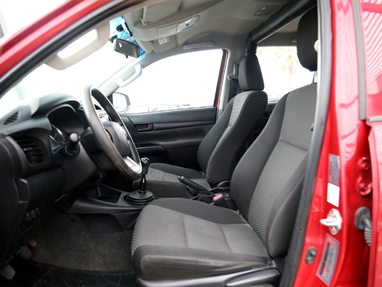TOYOTA HILUX DX 2.4 4x2 MT 2022 - Imagen 12 de 20