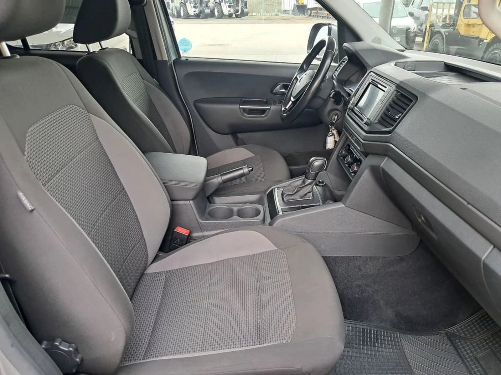 Volkswagen AMAROK COMFORTLINE 4X4 DC AT 2023 - Imagen 17 de 20