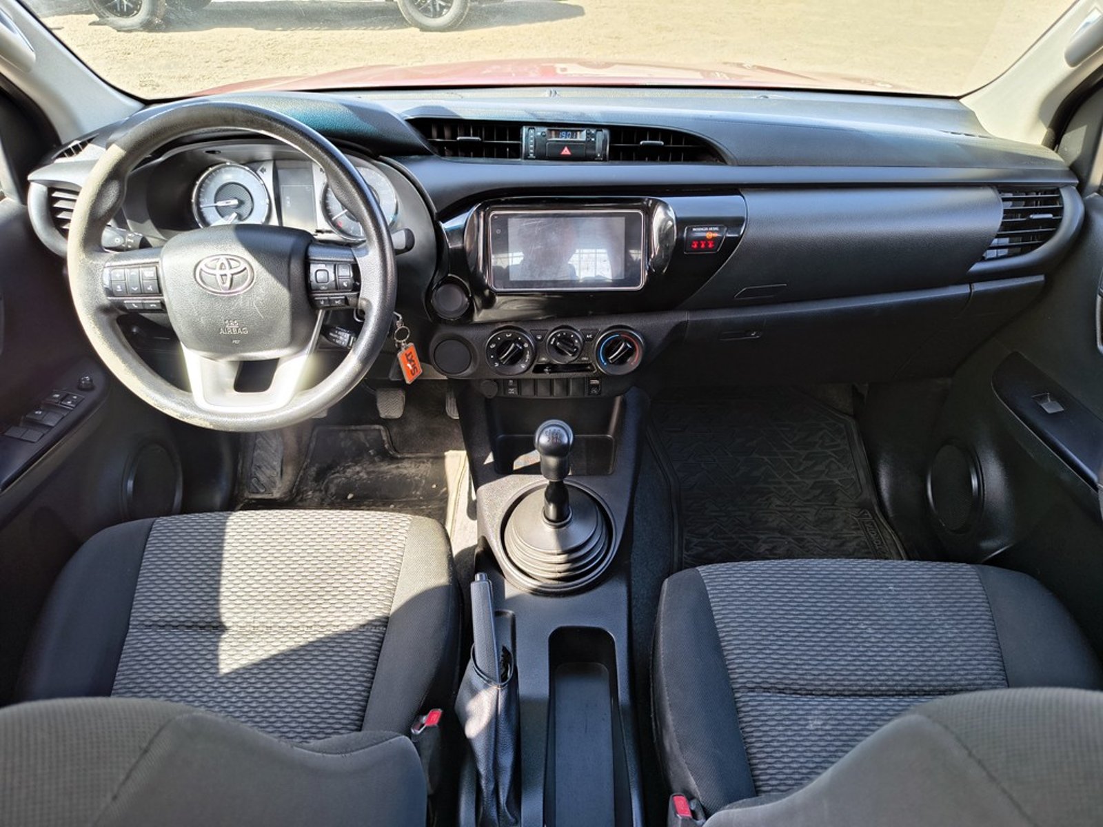 TOYOTA HILUX 2.4 DX 4X2 DIESEL MT 2023 - Imagen 15 de 19