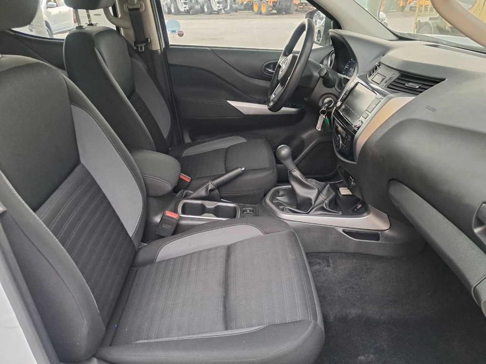 Nissan NAVARA 2.3 XE DC 4X2 MT 2024 - Imagen 15 de 20