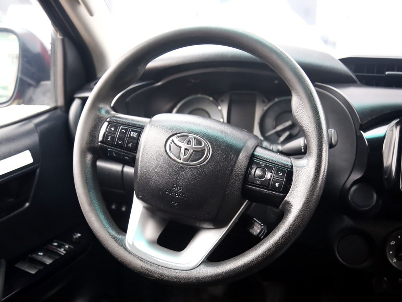 TOYOTA HILUX 2.4 DX 4x2 MT 2023 - Imagen 17 de 20