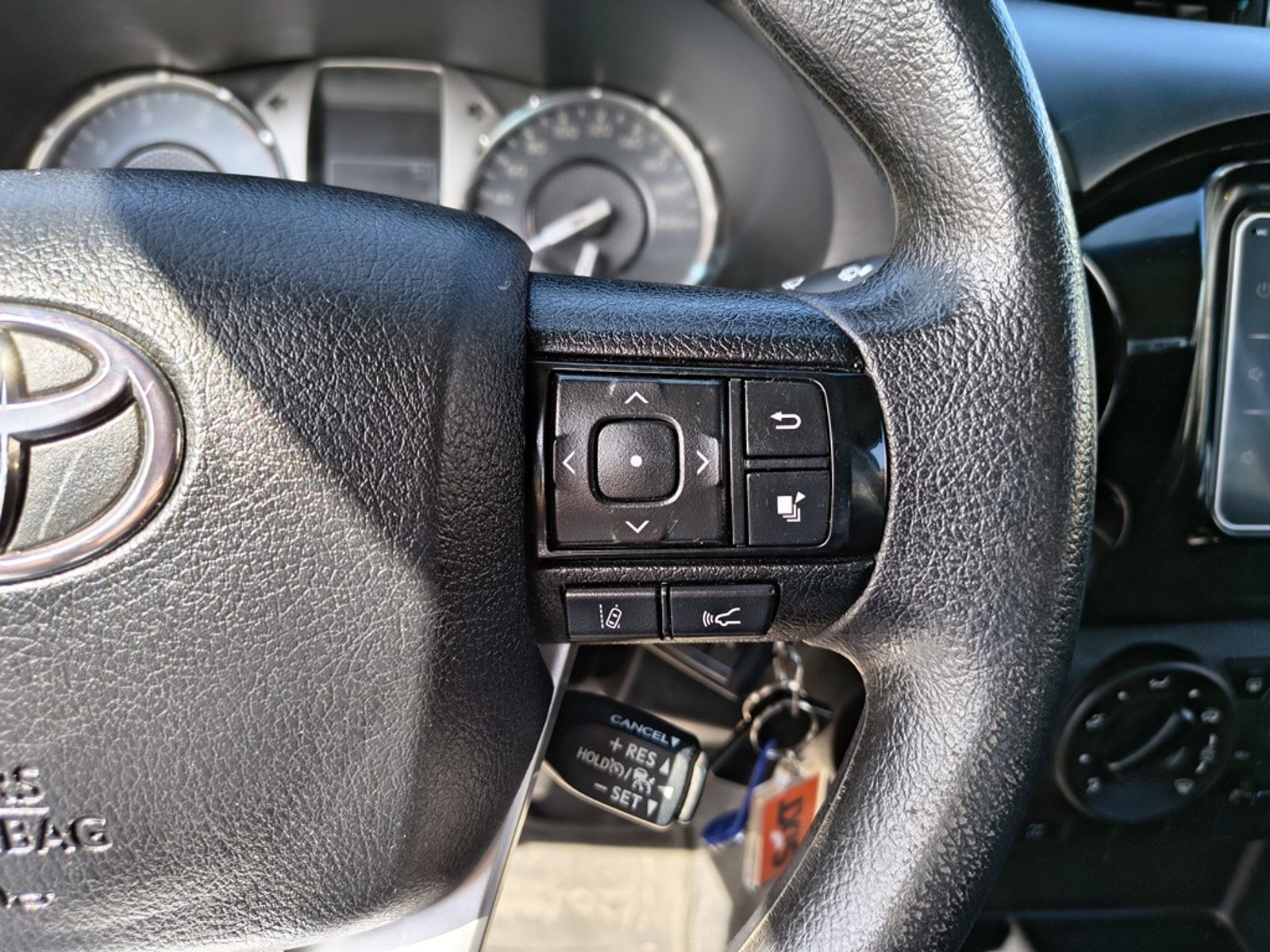 TOYOTA HILUX 2.4 DX 4X2 DIESEL MT 2023 - Imagen 12 de 18