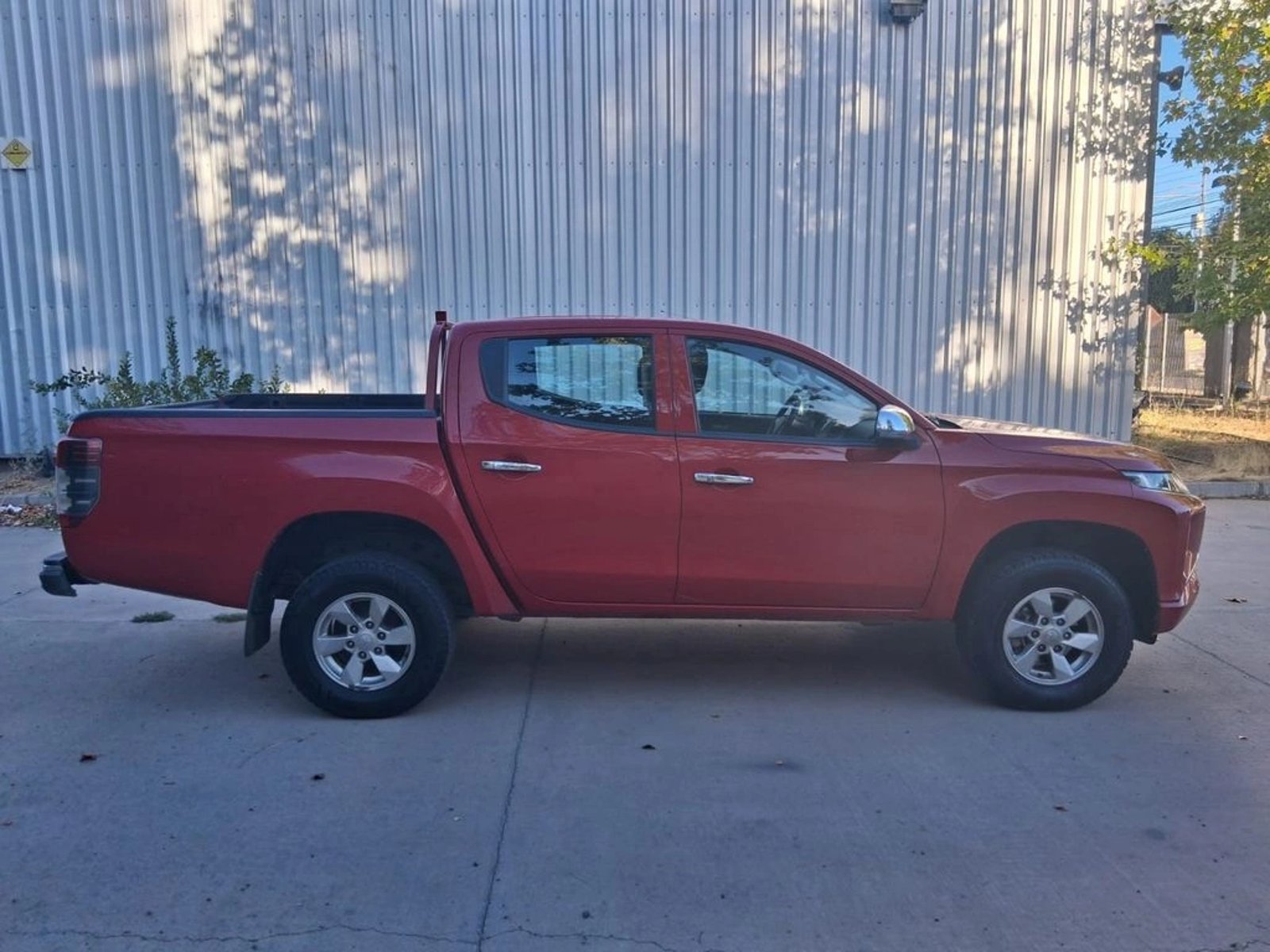 MITSUBISHI L200 KATANA CR 2.4 DC 4x2 2022 - Imagen 3 de 12