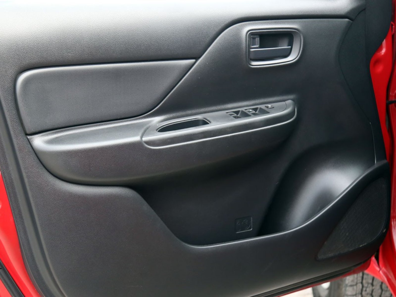 Mitsubishi L200 2.4 KATANA CR MT 4X2 DIESEL 2022 - Imagen 16 de 20