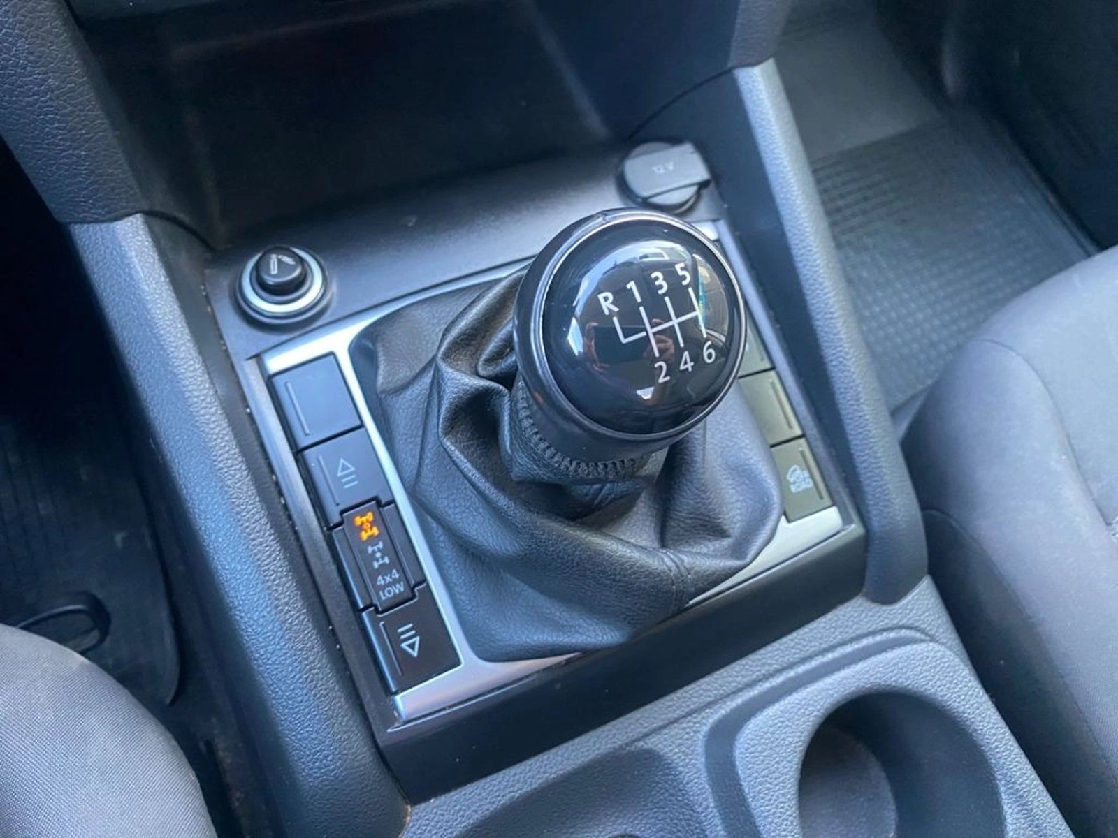 VOLKSWAGEN AMAROK 2.0 TRENDLINE 4MOTION MT 4X4 DIESEL 2023 - Imagen 12 de 16