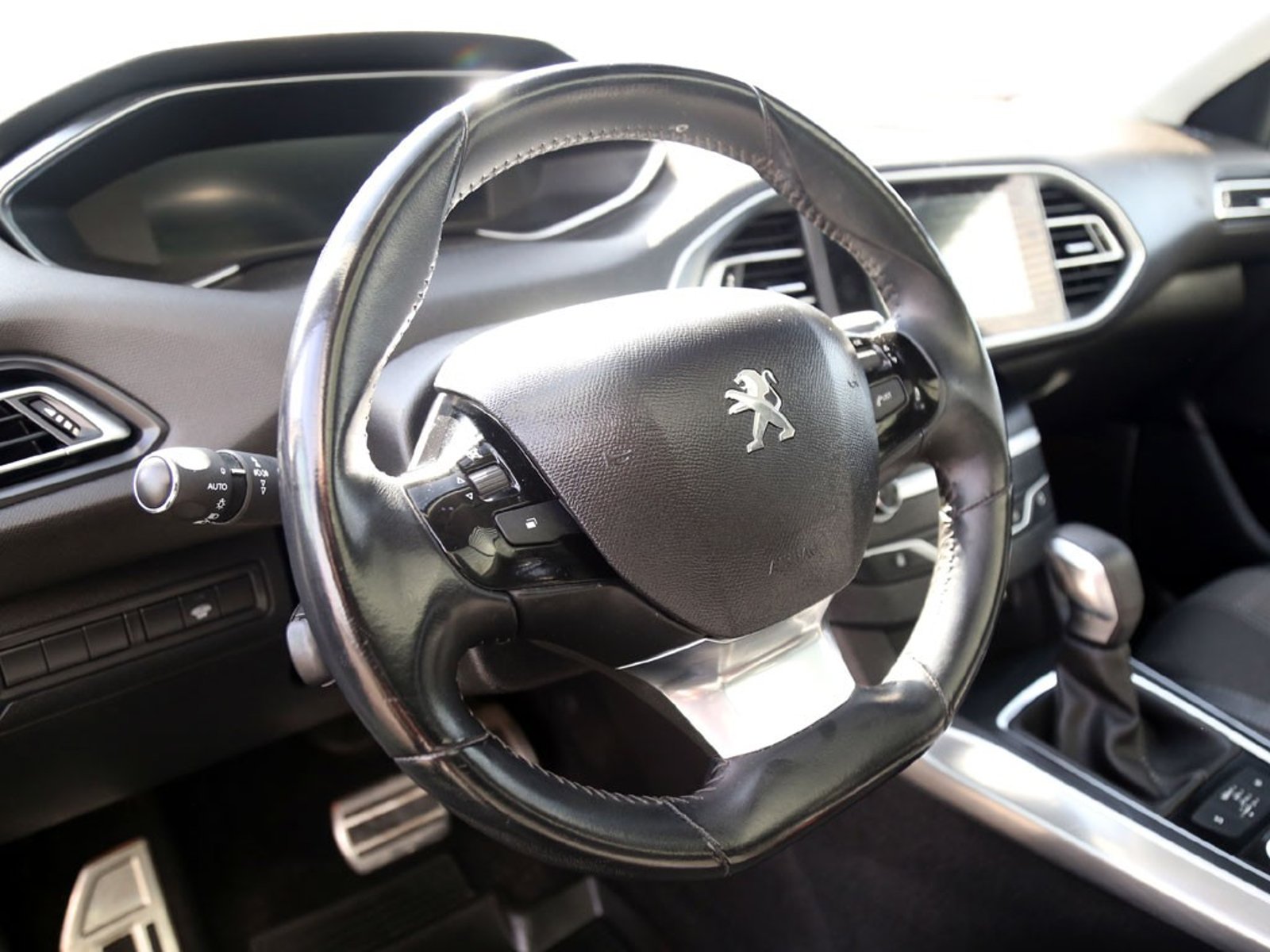 PEUGEOT 308 1.6 ALLURE PACK THP 4X2 165 EAT6 5P 2021 - Imagen 13 de 20
