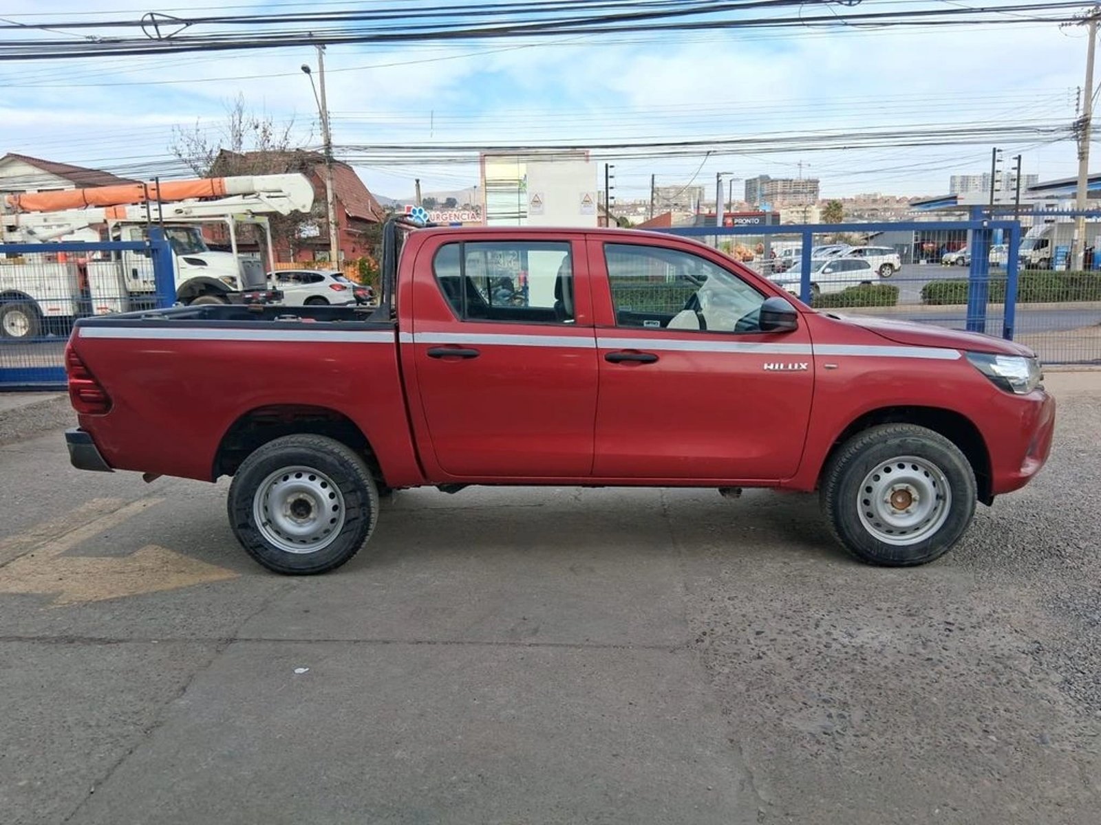 TOYOTA HILUX 2.4 DX DIESEL 4X2 DOB. CAB. MT 4P 2022 - Imagen 4 de 19
