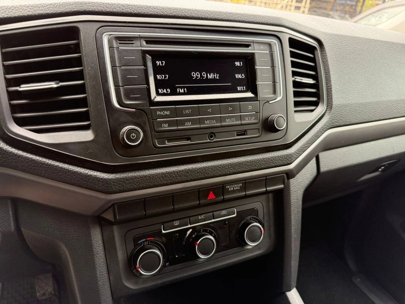 VOLKSWAGEN AMAROK 2.0 TRENDLINE 4X2 MT 2023 - Imagen 10 de 12
