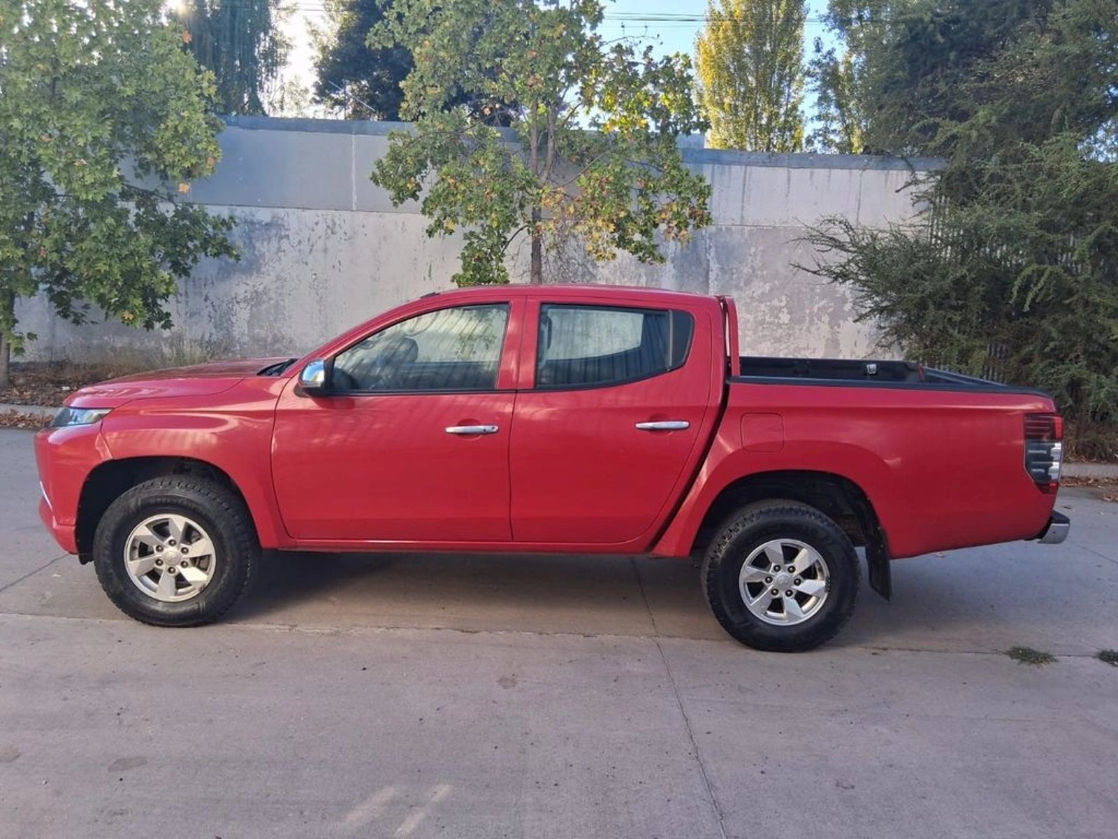 MITSUBISHI L200 KATANA CR 2.4 DC 4x2 2022 - Imagen 5 de 12