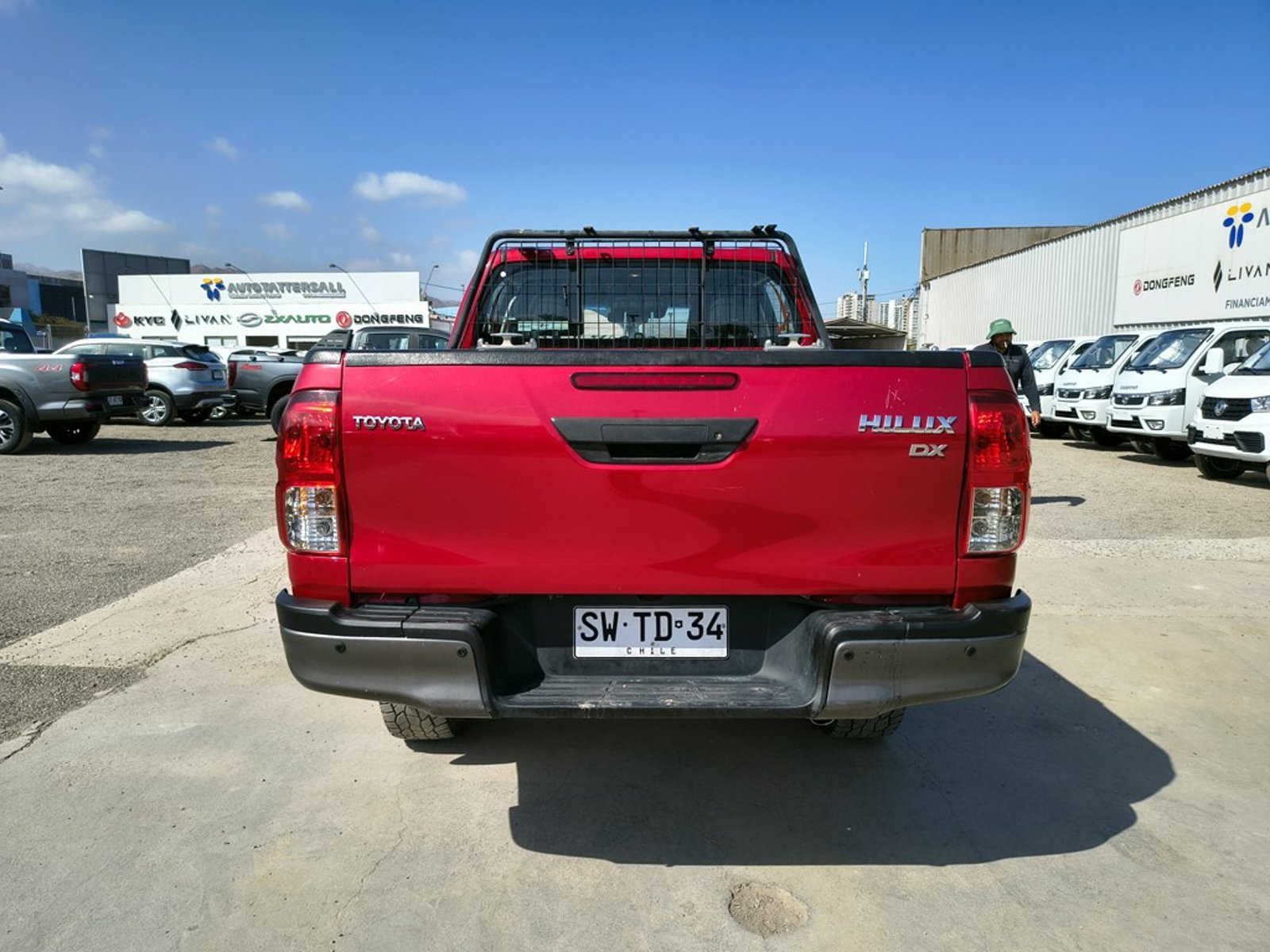 TOYOTA HILUX 2.4 DX 4X2 DIESEL MT 2023 - Imagen 6 de 18