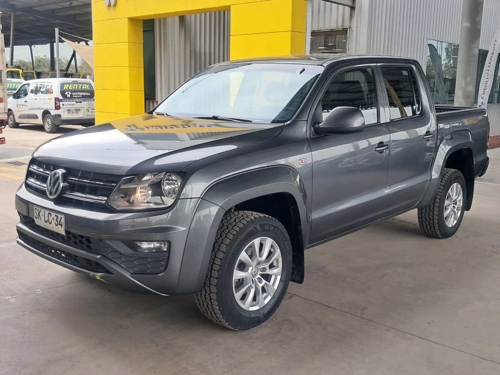 Volkswagen AMAROK TRENDLINE 2.0 4x2 MT 2023 - Foto 2 de 20