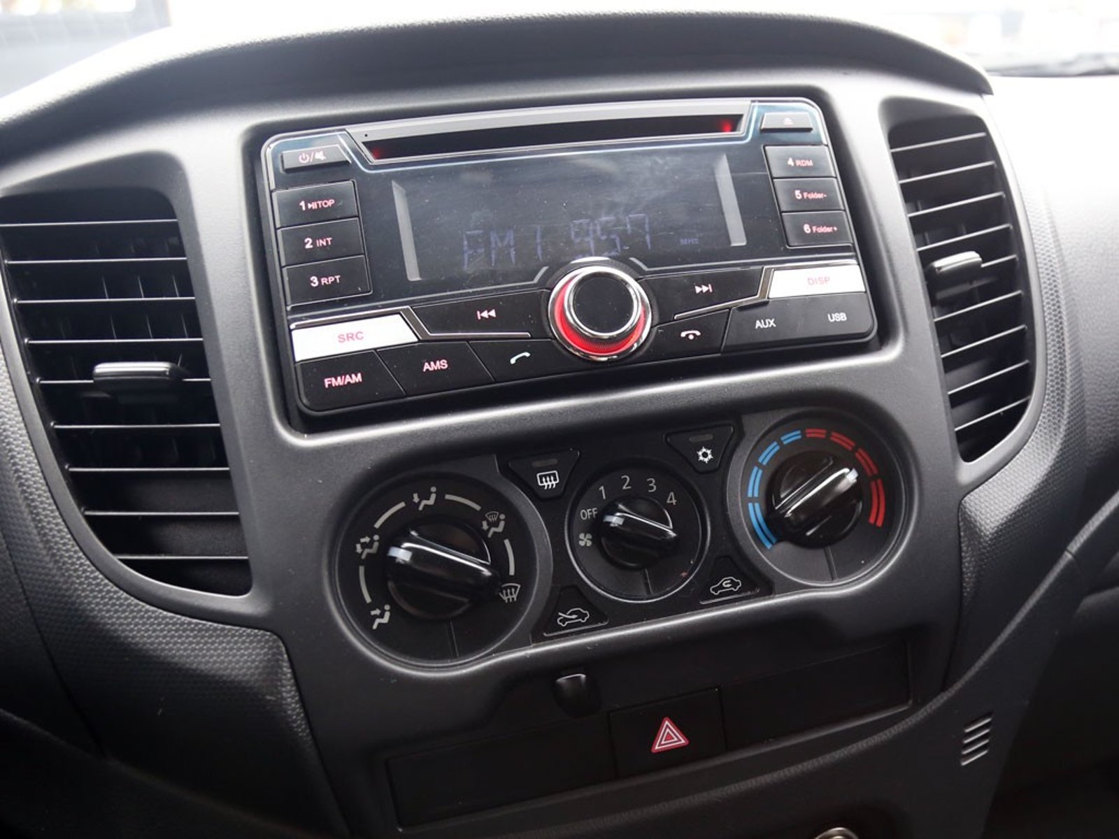 Mitsubishi L200 2.4 TD WORK CR WF MT 4X2 DIESEL 2022 - Imagen 17 de 19