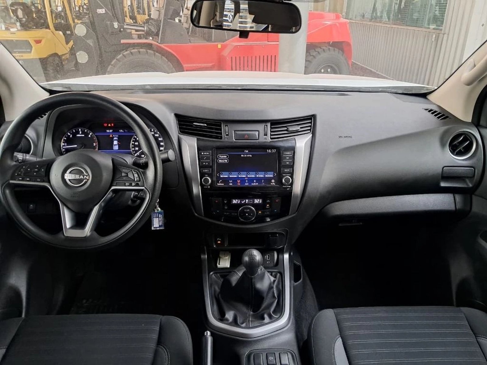 Nissan NAVARA 2.3 XE DC 4X2 MT 2024 - Imagen 17 de 20