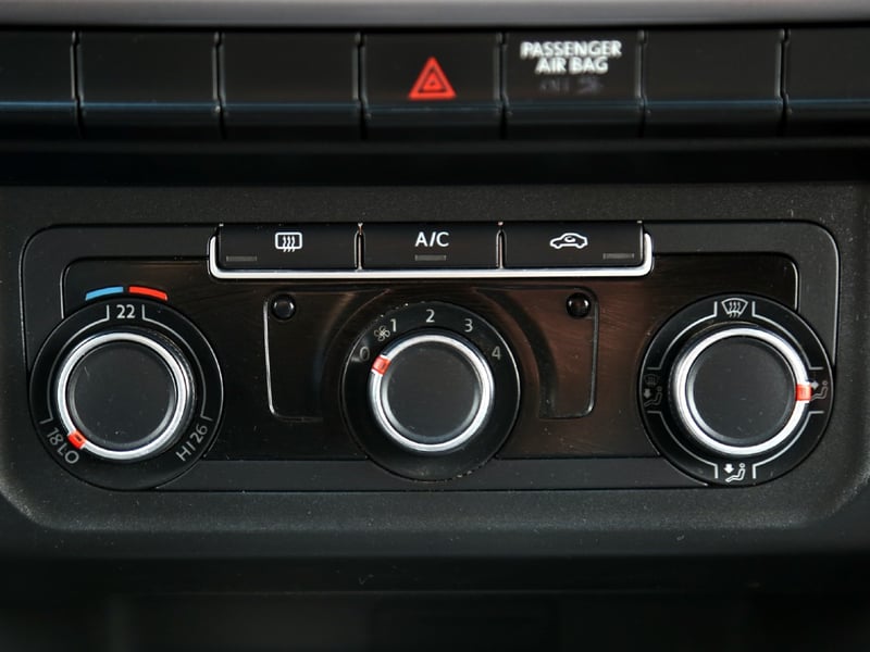Volkswagen AMAROK 2.0 4X2 TRENDLINE MT 2023 - Imagen 18 de 20