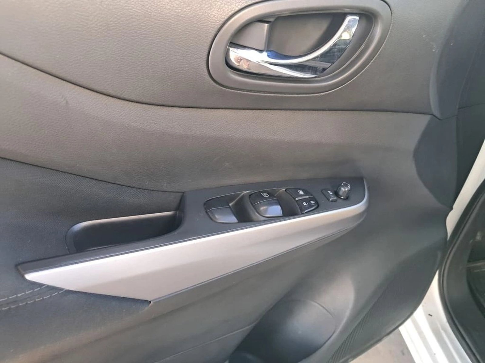 NISSAN NAVARA XE 2.3 4X2 MT DIESEL 2024 - Imagen 18 de 20