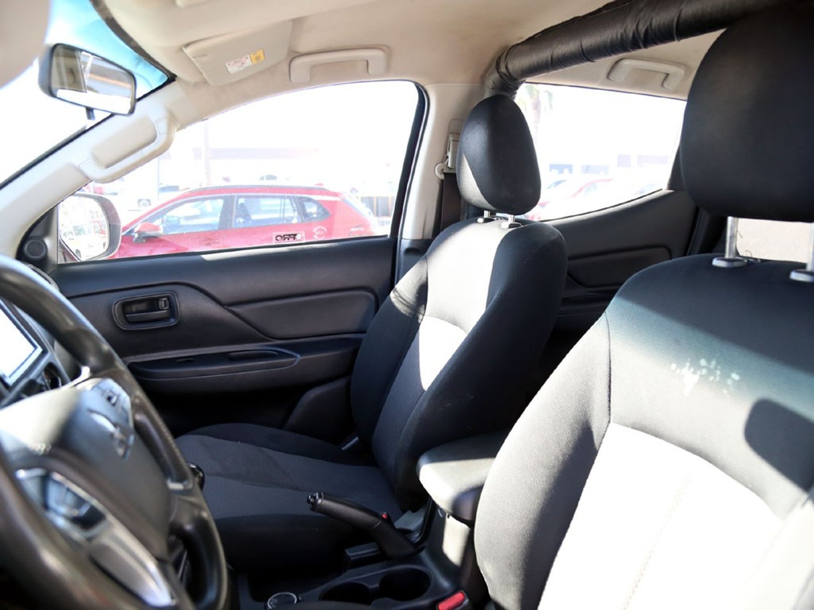 Mitsubishi L200 KATANA 2.4 4x4 MT 2023 - Imagen 12 de 20