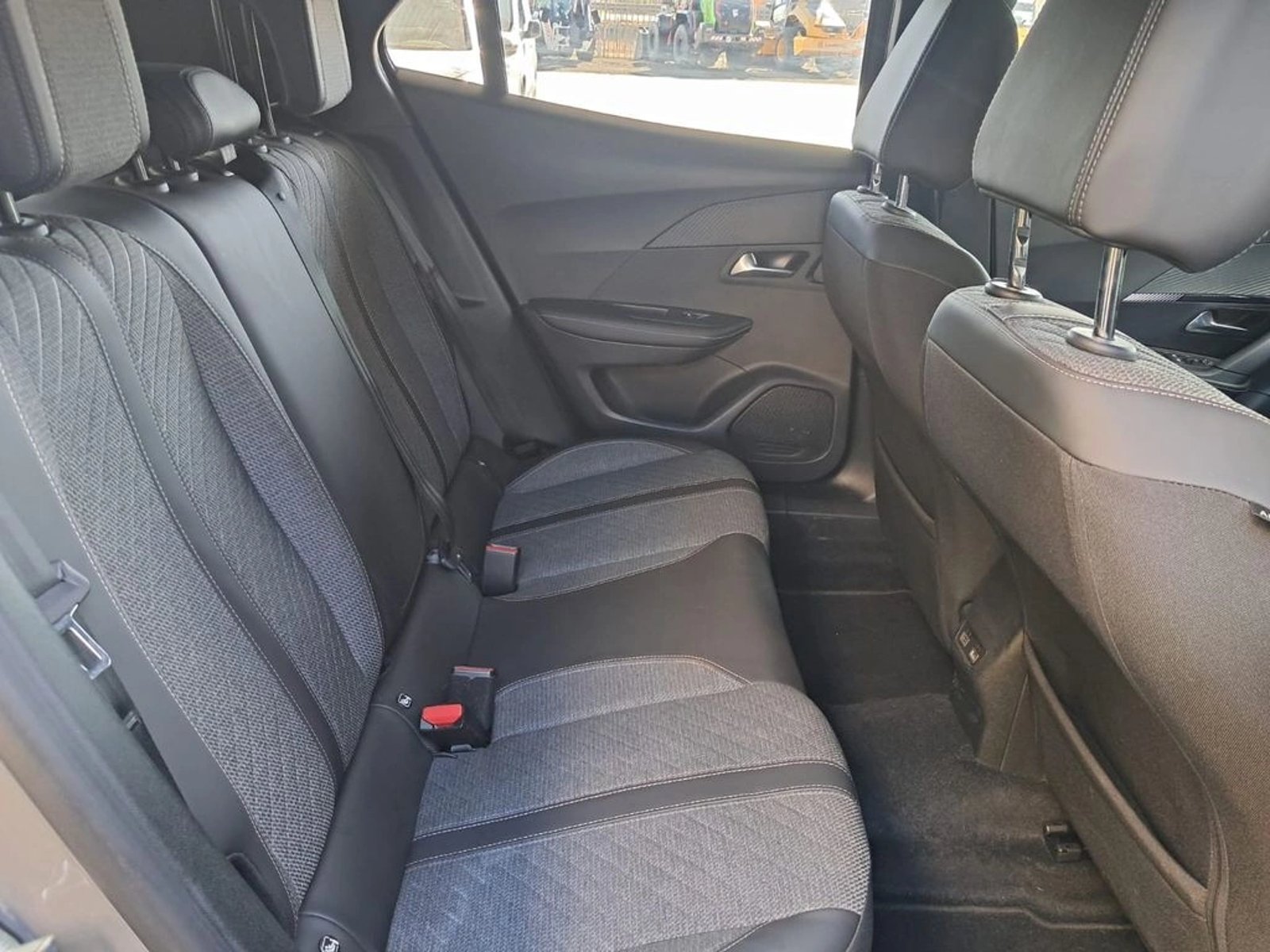 PEUGEOT 2008 ALLURE 1.5 BLUEHDI 2025 - Imagen 13 de 20