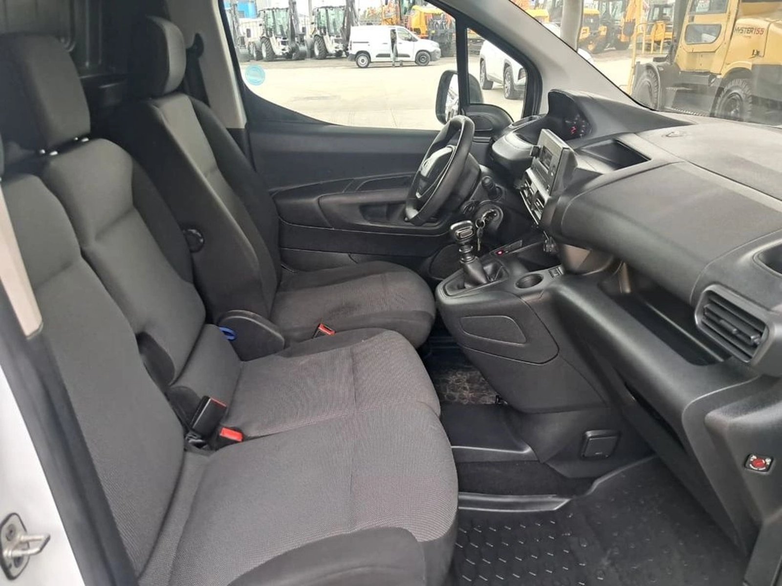 Peugeot PARTNER L1 1.5  HDI 4X2 MT 2023 - Imagen 14 de 19