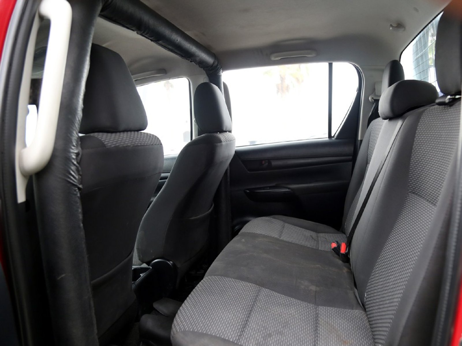 TOYOTA HILUX 2.4 SR 4X2 MT 2023 - Imagen 14 de 20