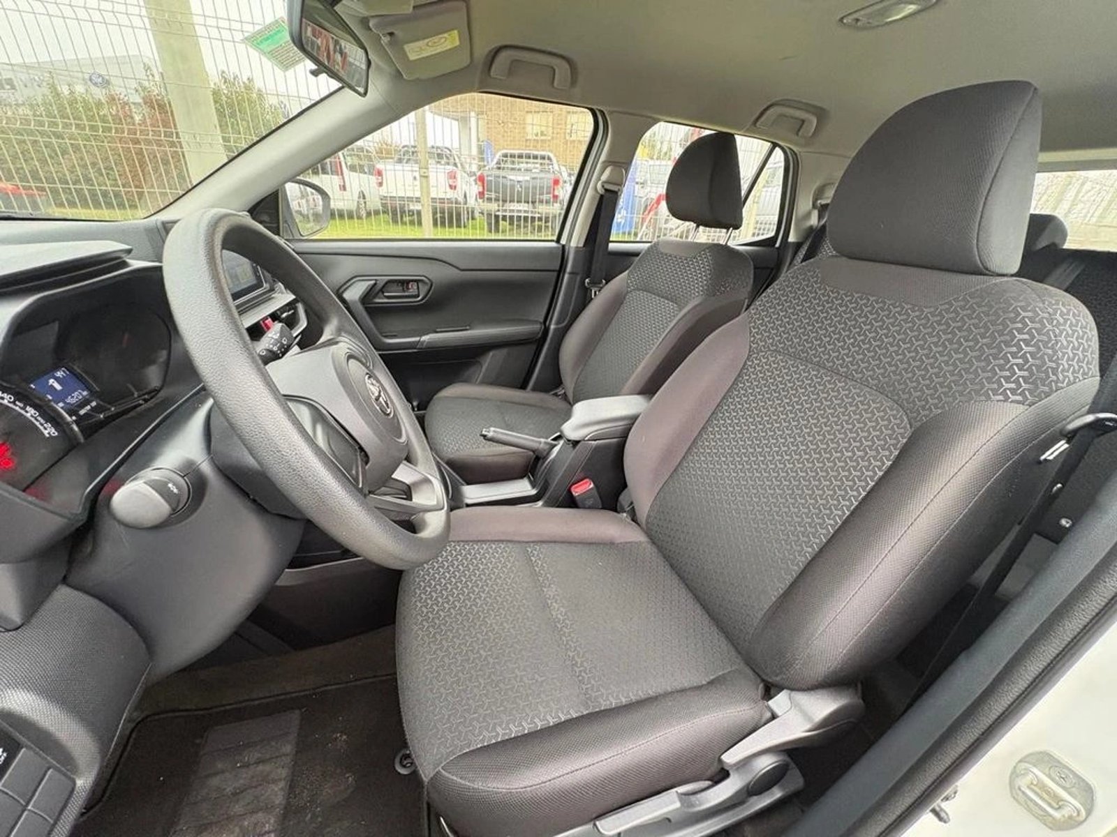 TOYOTA RAIZE 1.2 MT 2025 - Imagen 9 de 12