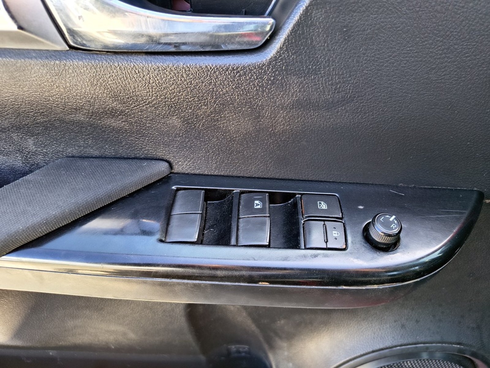 TOYOTA HILUX 2.8 SR Diesel 4X4 T/M 2022 - Imagen 8 de 18