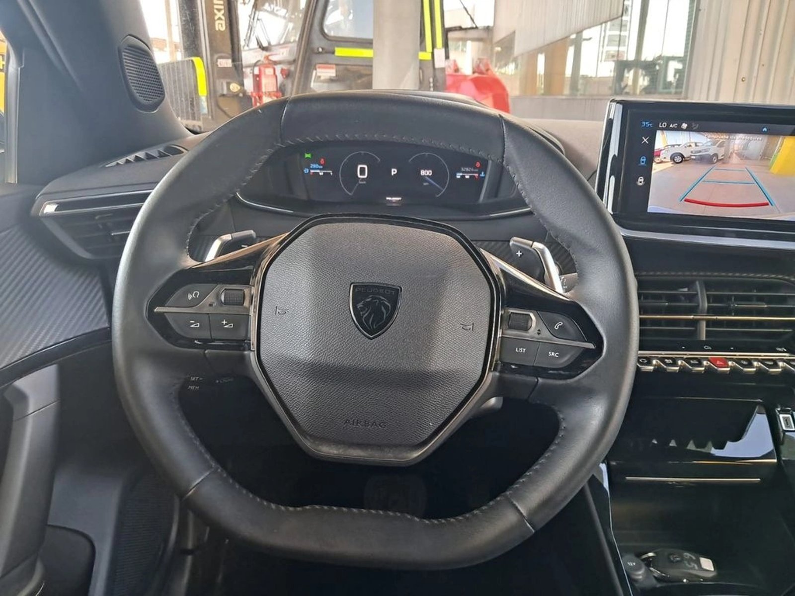 PEUGEOT 2008 ALLURE 1.5 BLUEHDI 2025 - Imagen 17 de 20