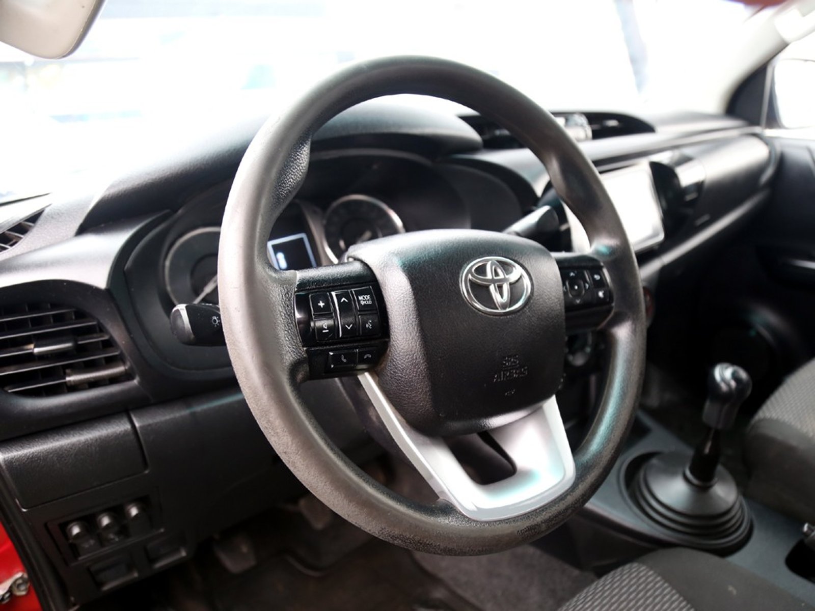 TOYOTA HILUX 2.4 DX 4x2 MT 2023 - Imagen 13 de 20