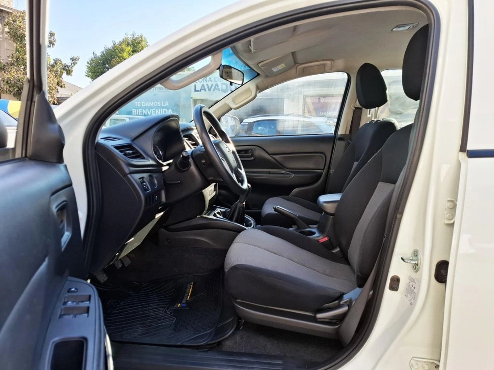 MITSUBISHI L200 2.4 2023 - Imagen 13 de 20