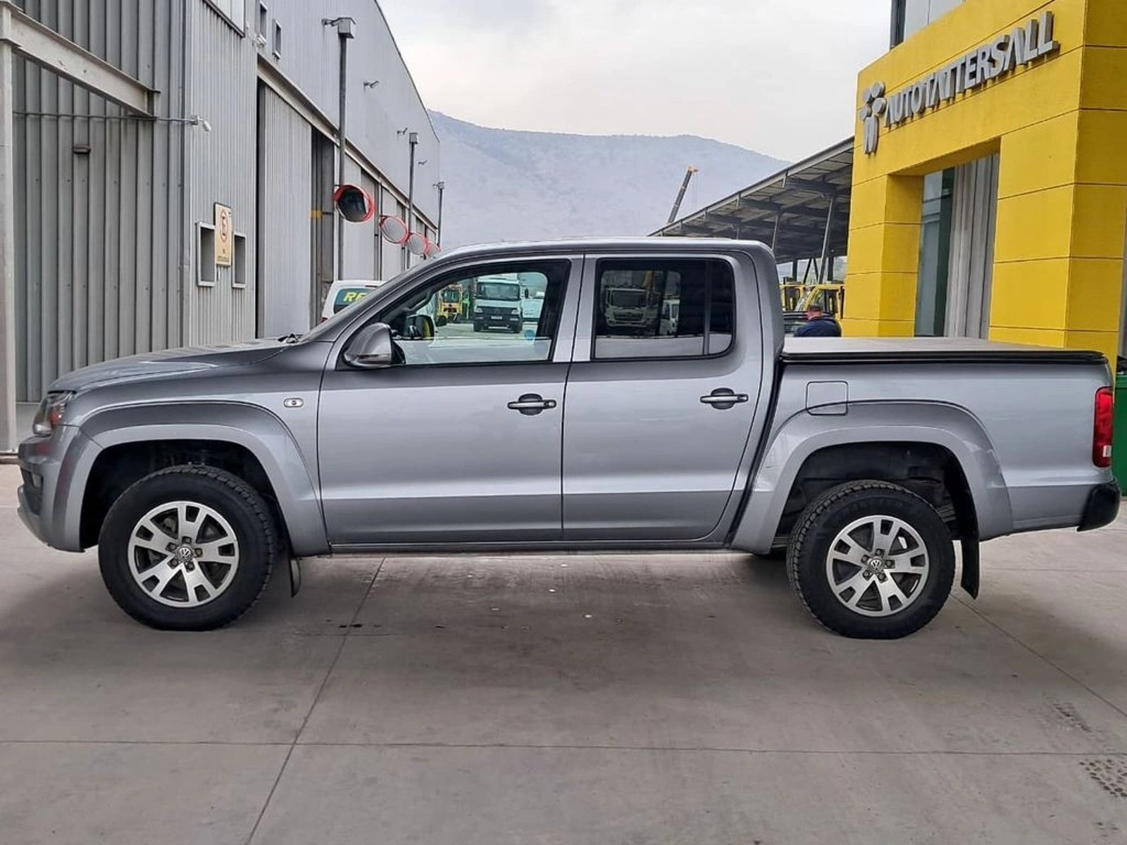 Volkswagen AMAROK COMFORTLINE 4X4 DC AT 2023 - Imagen 9 de 20