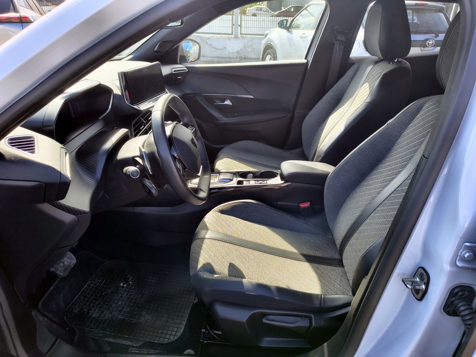 PEUGEOT 2008 1.5 Diesel 4x2 T/A Allure 2025 - Imagen 10 de 20