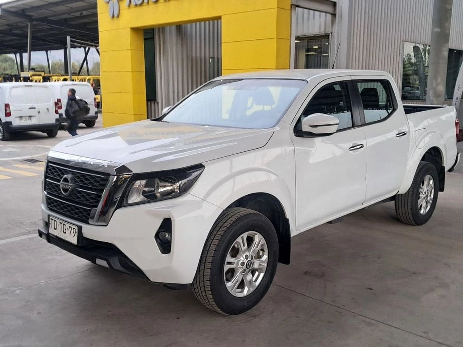Nissan NAVARA 2.3 XE DC 4X2 MT 2024 - Foto 2 de 20
