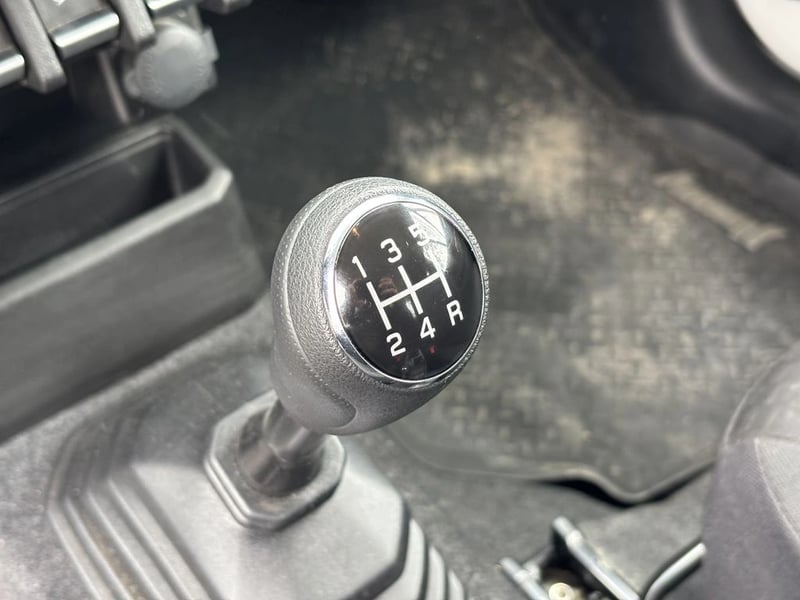 Suzuki JIMNY 1.5 GL WINCHE MT 4X4 2025 - Imagen 16 de 20
