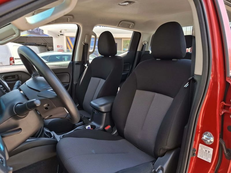 Mitsubishi L200 2.4 KATANA CR 4X2 MT 2023 - Imagen 15 de 20