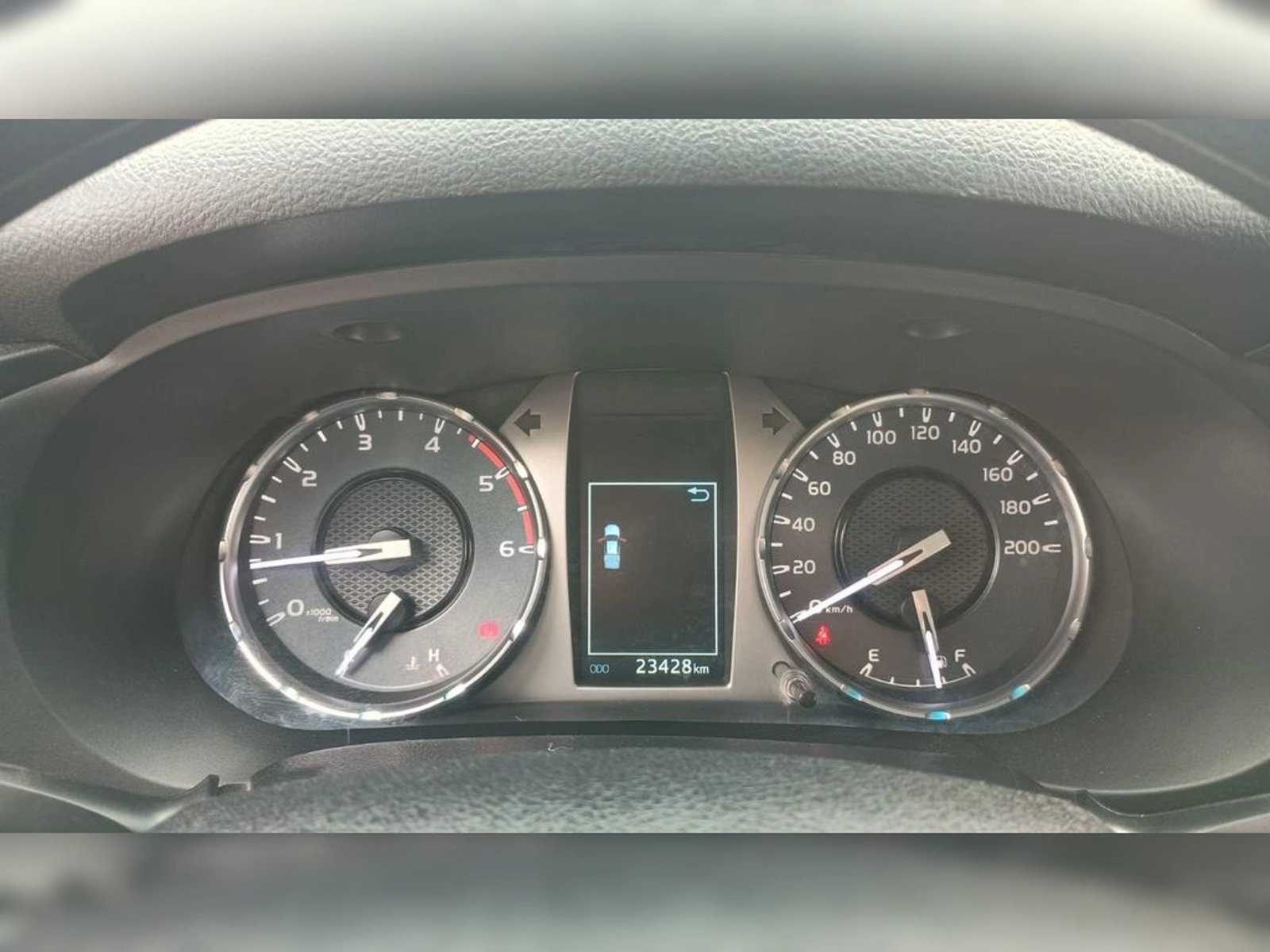 TOYOTA HILUX 2.4 TSS DIESEL 4X2 DOB. CAB. MT 4P 2024 - Imagen 10 de 13