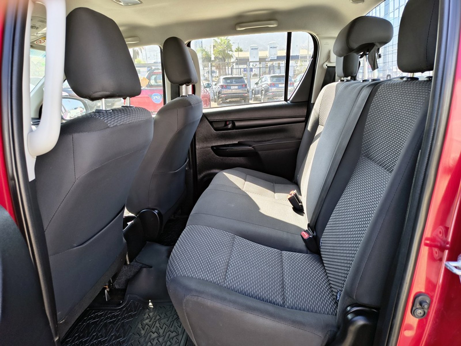TOYOTA HILUX 2.4 DX 4X2 DIESEL MT 2023 - Imagen 13 de 18