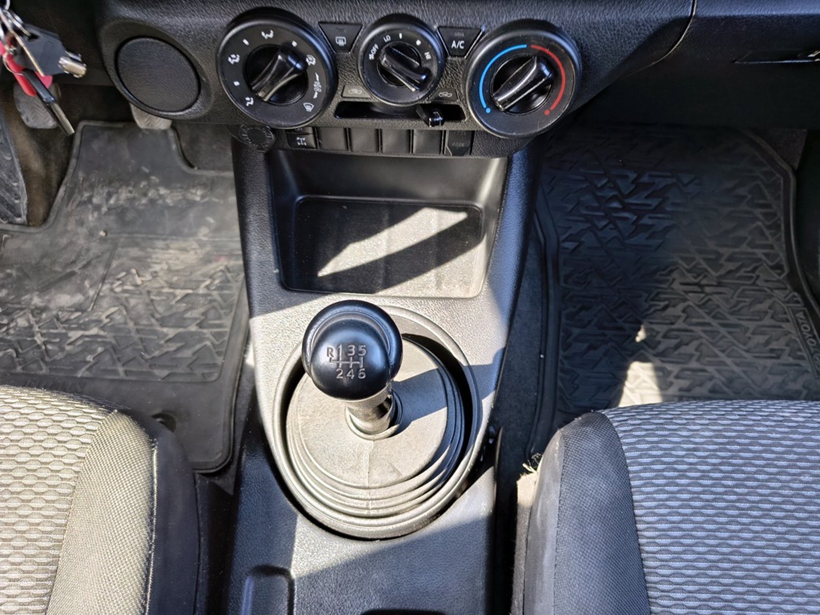 TOYOTA HILUX 2.4 DX 4X2 DIESEL MT 2023 - Imagen 16 de 18