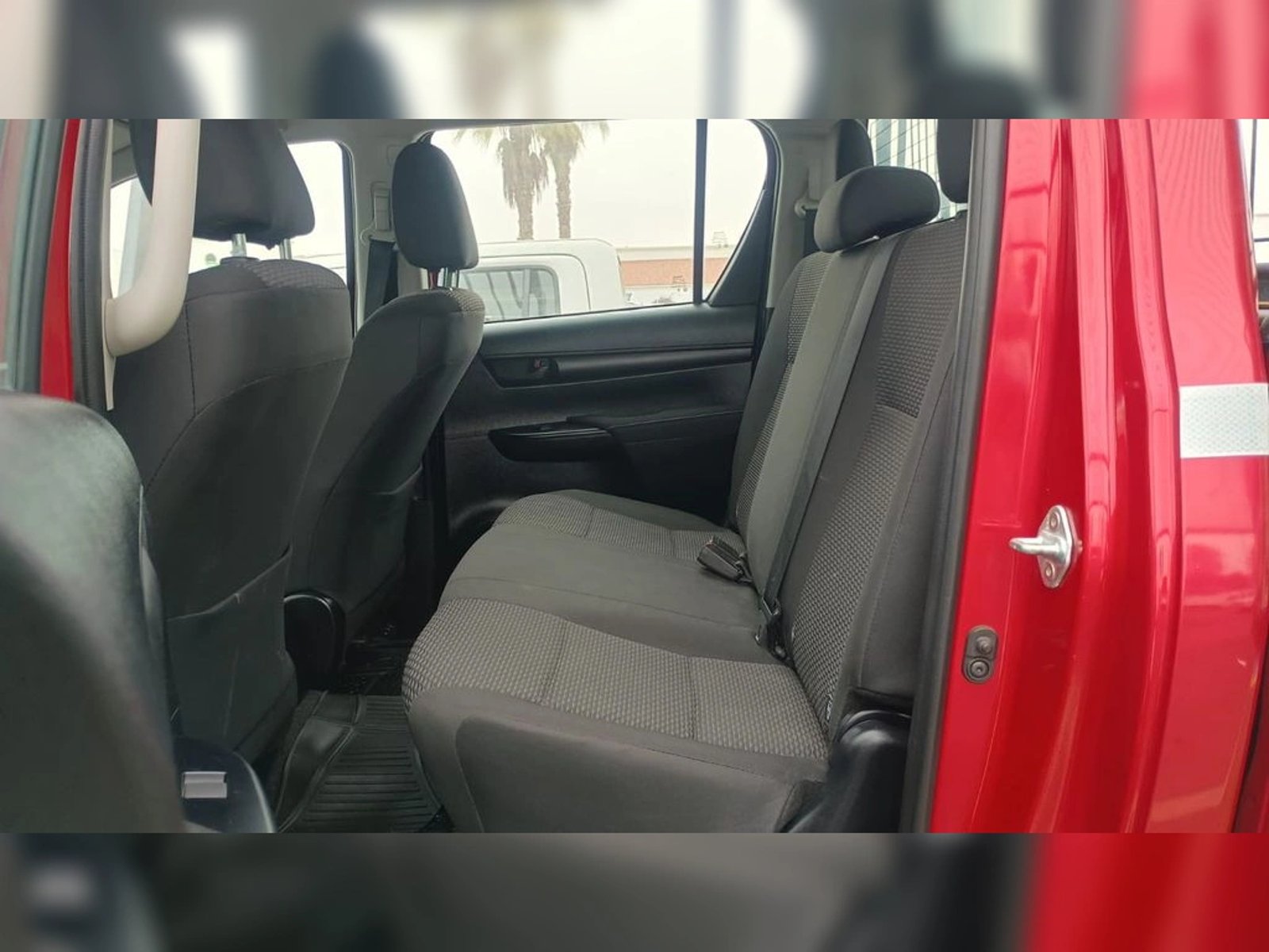 TOYOTA HILUX 2.4 DX DIESEL 4X2 DOB. CAB. MT 4P 2024 - Imagen 10 de 13