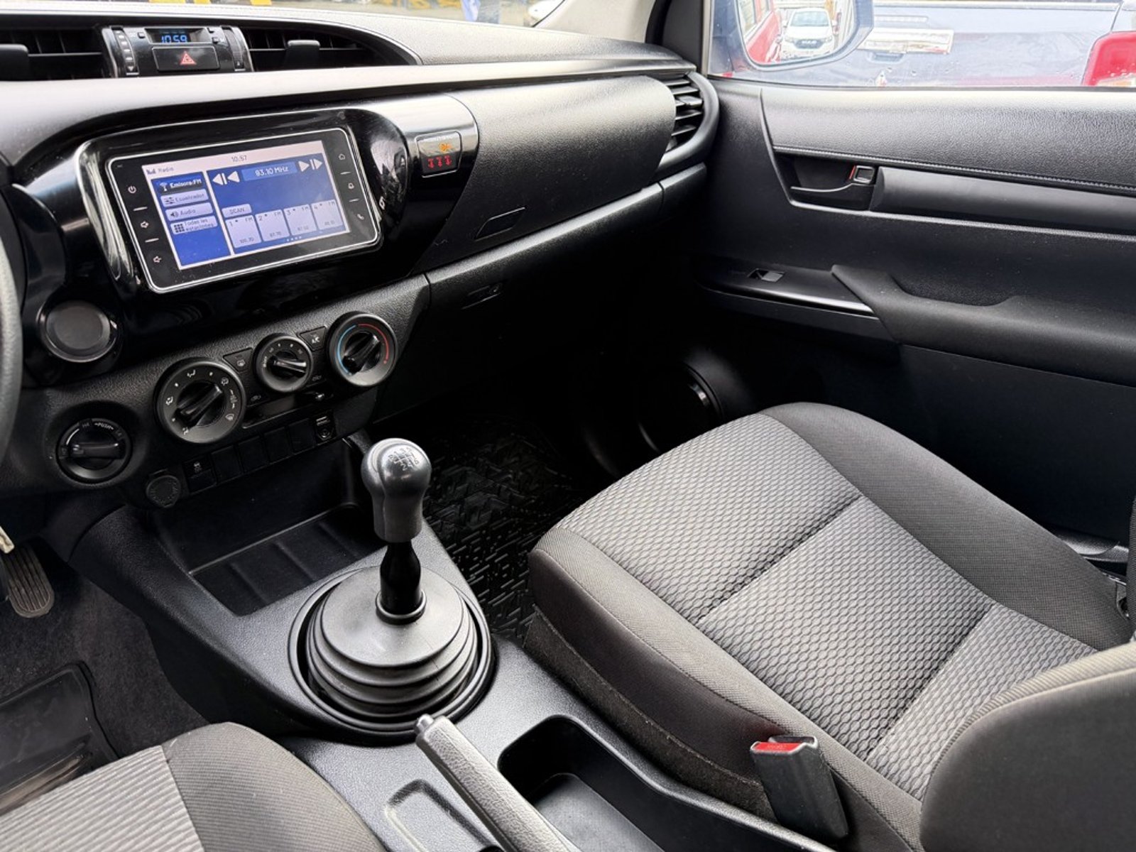 TOYOTA HILUX 2.4 DX 4X4 MT 2022 - Imagen 14 de 20