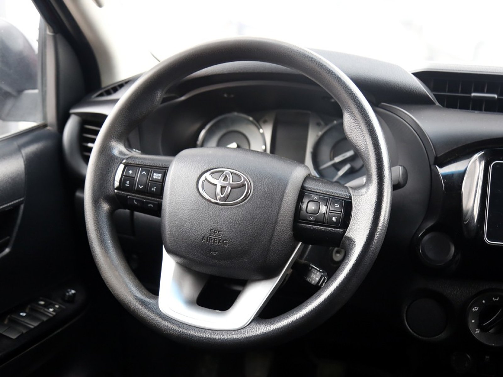 TOYOTA HILUX DX 2.4 4x2 MT 2022 - Imagen 17 de 20