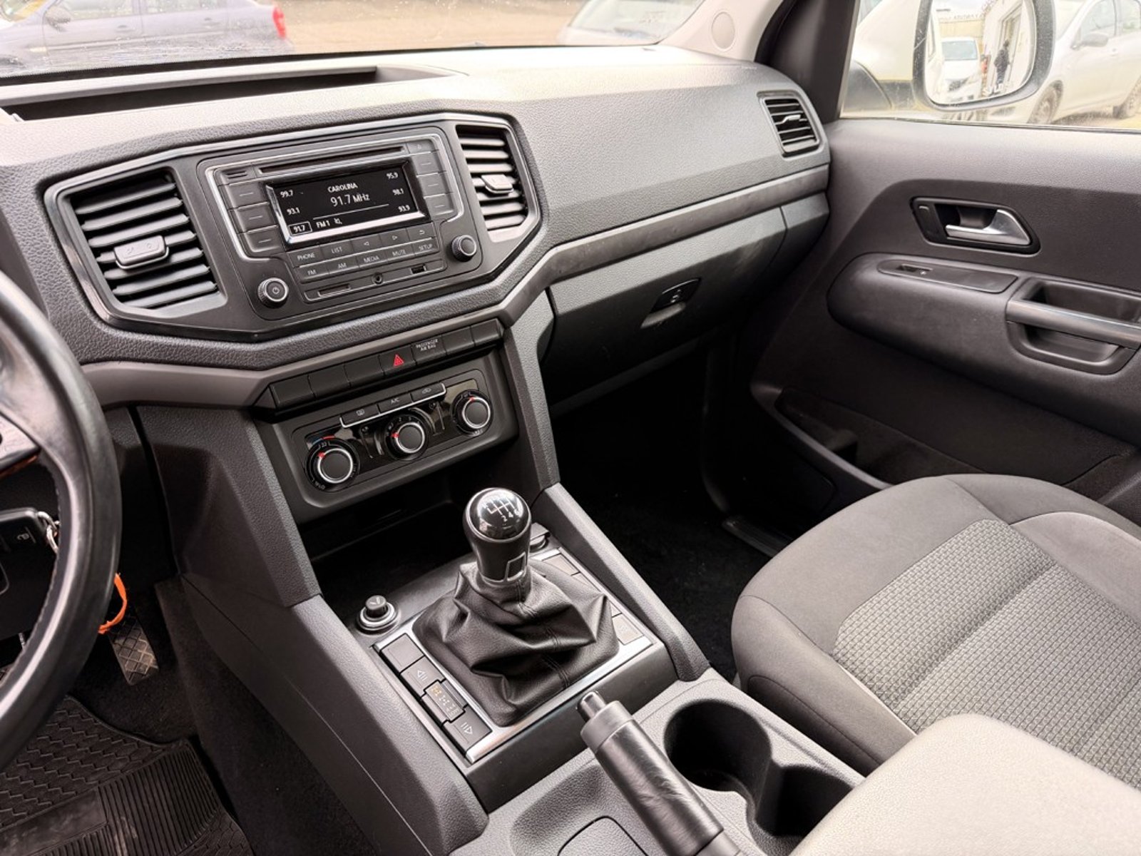 Volkswagen AMAROK 2.0 TRENDLINE 4X4 MT 2023 - Imagen 16 de 20