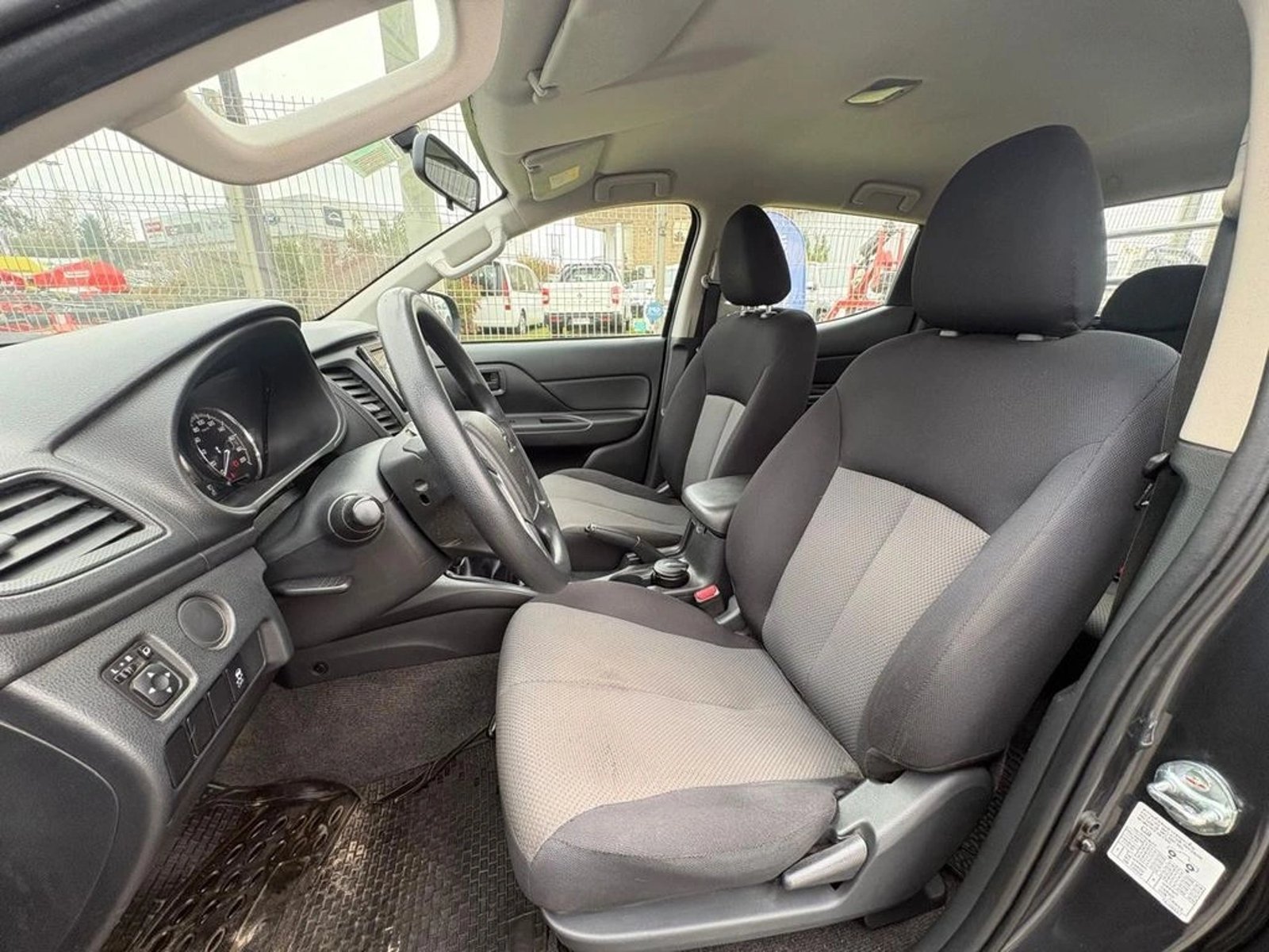 MITSUBISHI L200 KATANA CR 4X2 2022 - Imagen 8 de 11