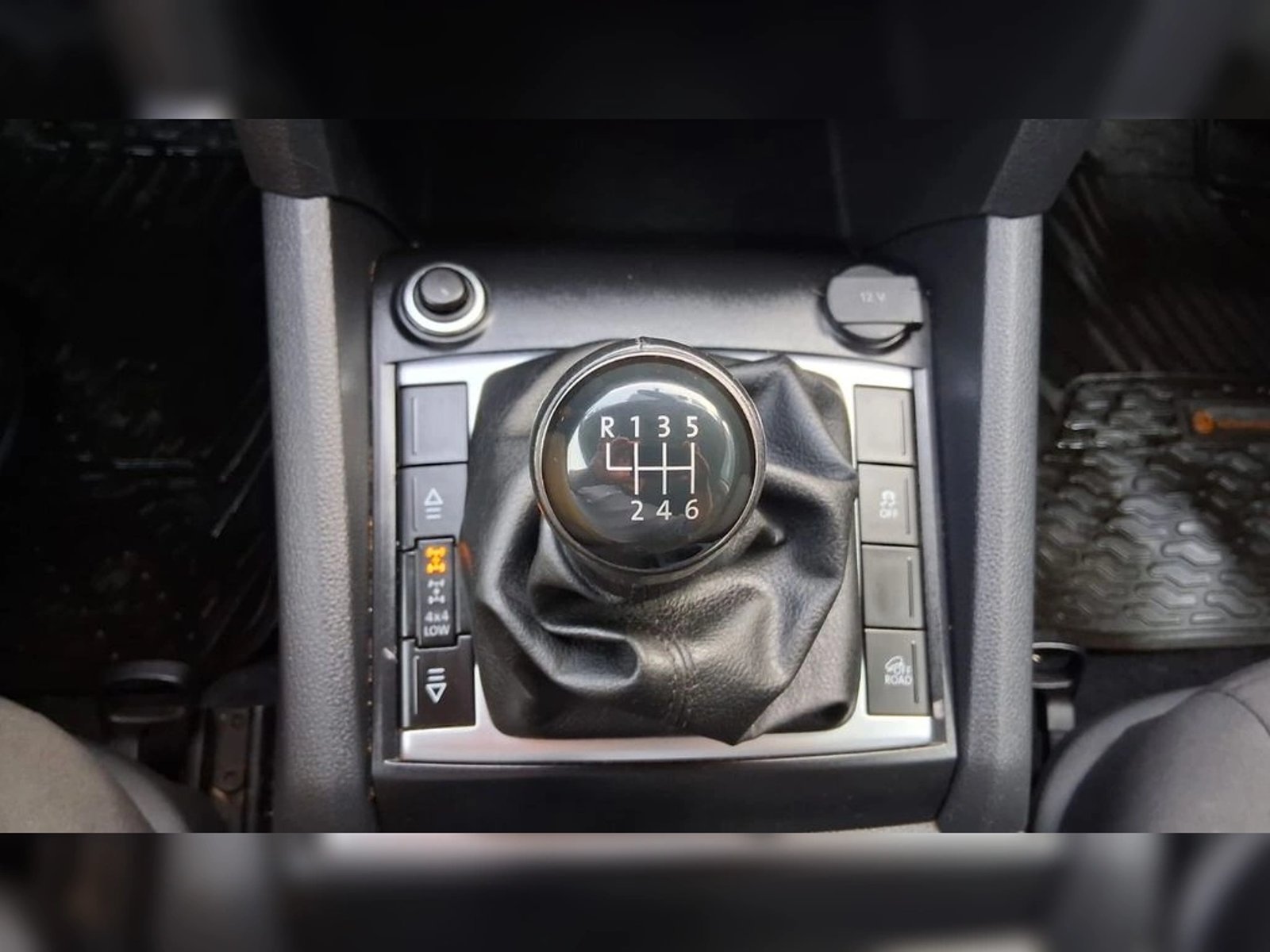 VOLKSWAGEN AMAROK 2.0 TRENDLINE  MT 4X4 DIESEL 2023 - Imagen 16 de 19