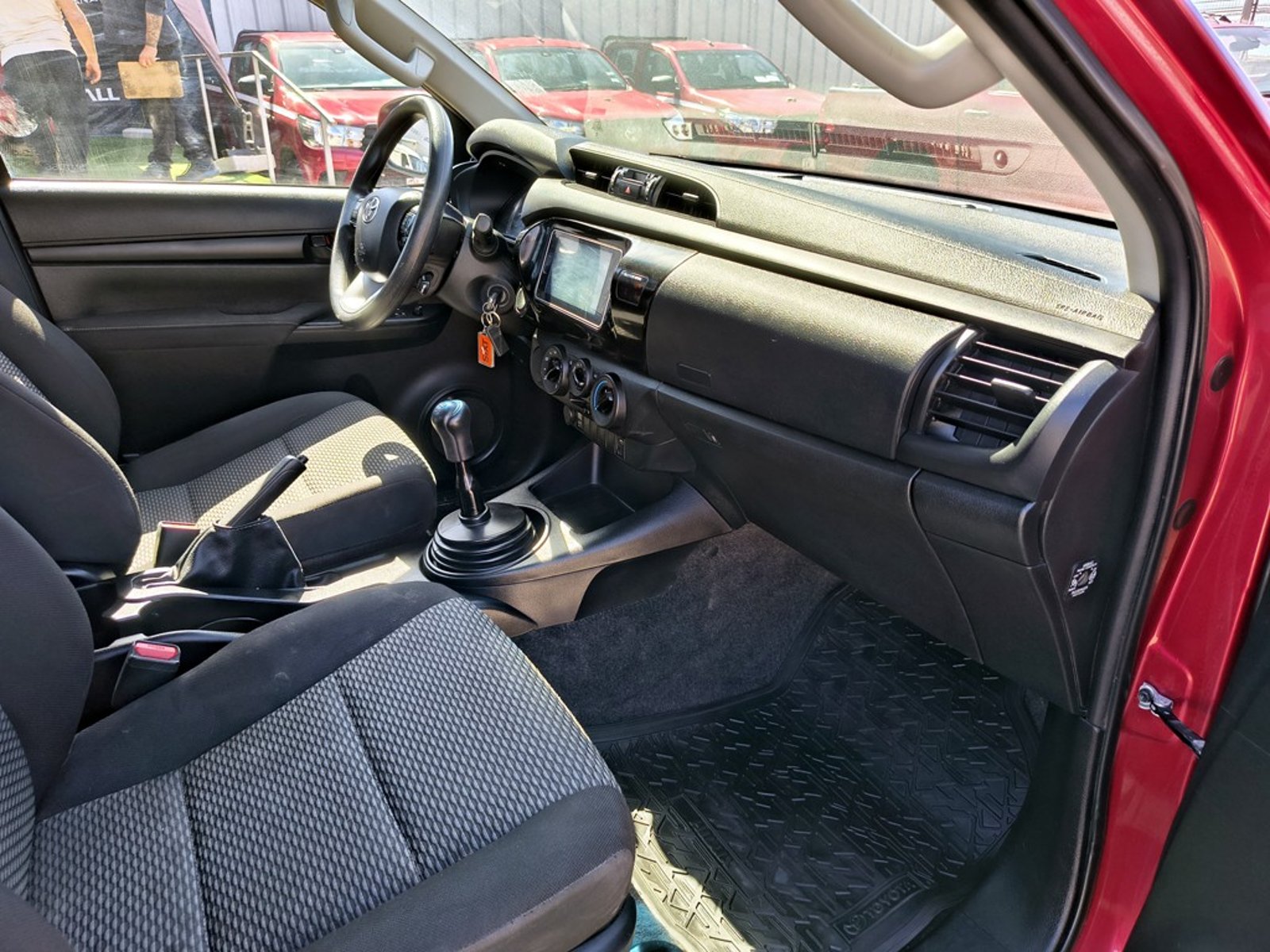 TOYOTA HILUX 2.4 DX 4X2 DIESEL MT 2023 - Imagen 19 de 19