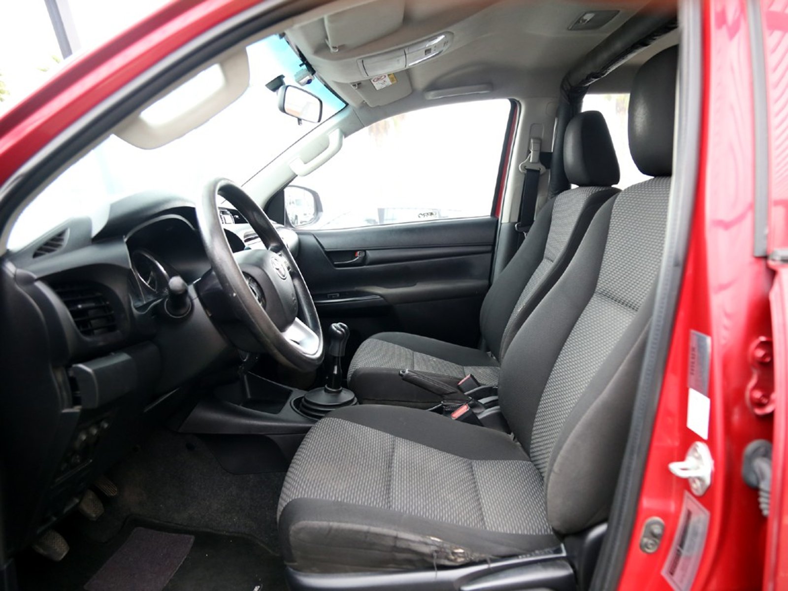 TOYOTA HILUX 2.4 SR 4X2 MT 2023 - Imagen 12 de 20
