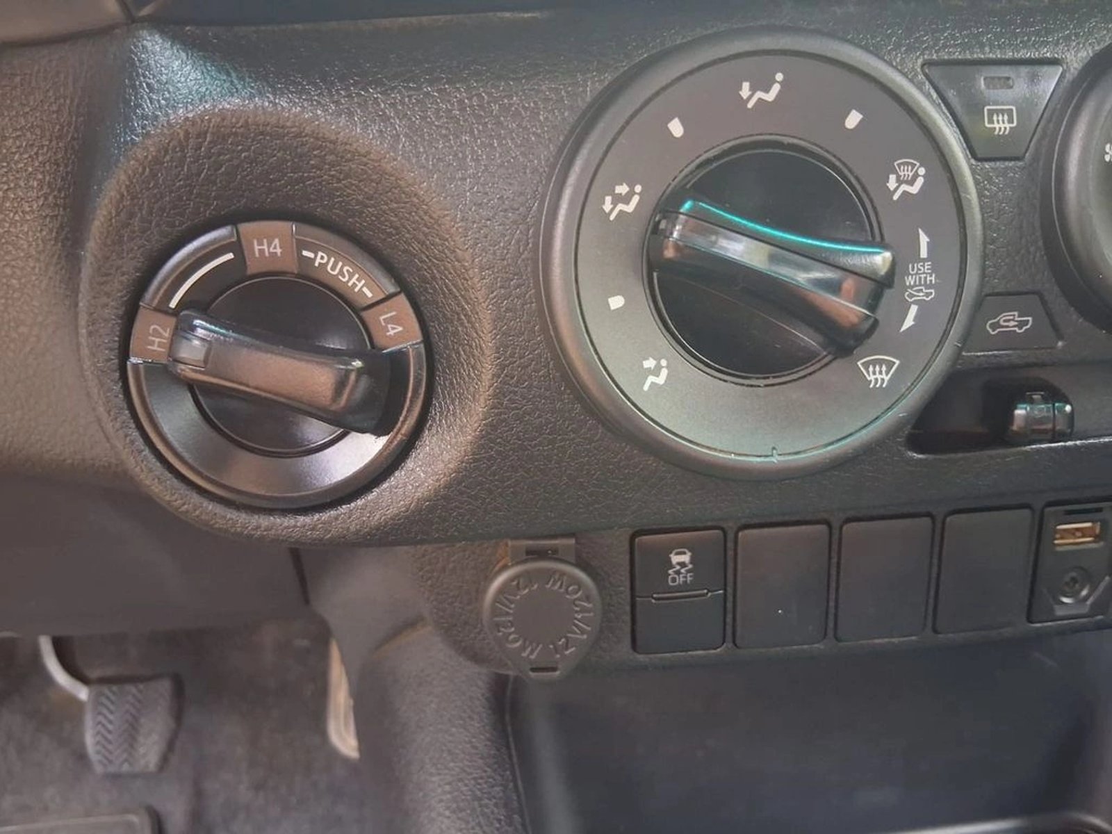 TOYOTA HILUX 2.4 DX DC 6MT 4X4 2022 - Imagen 11 de 15