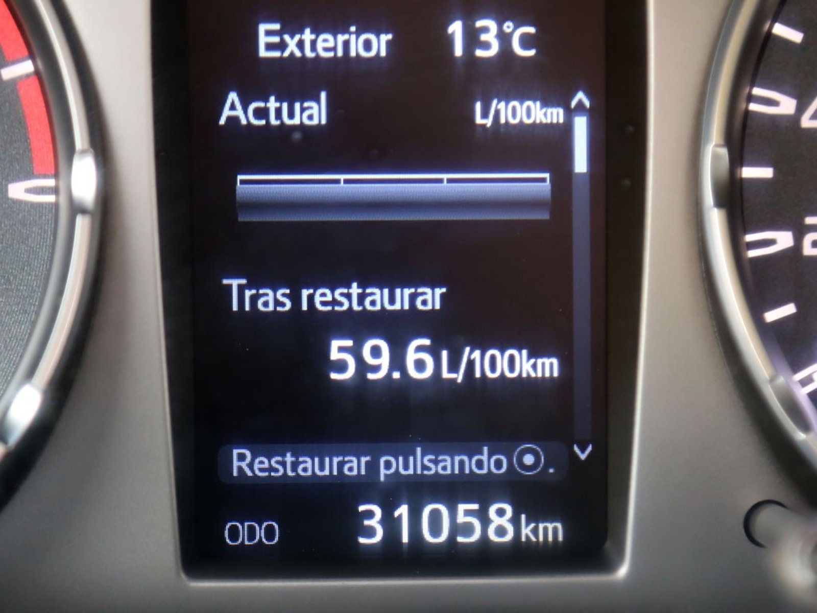 TOYOTA HILUX 2.4 TSS MT 4X2 DIESEL 2024 - Imagen 13 de 17
