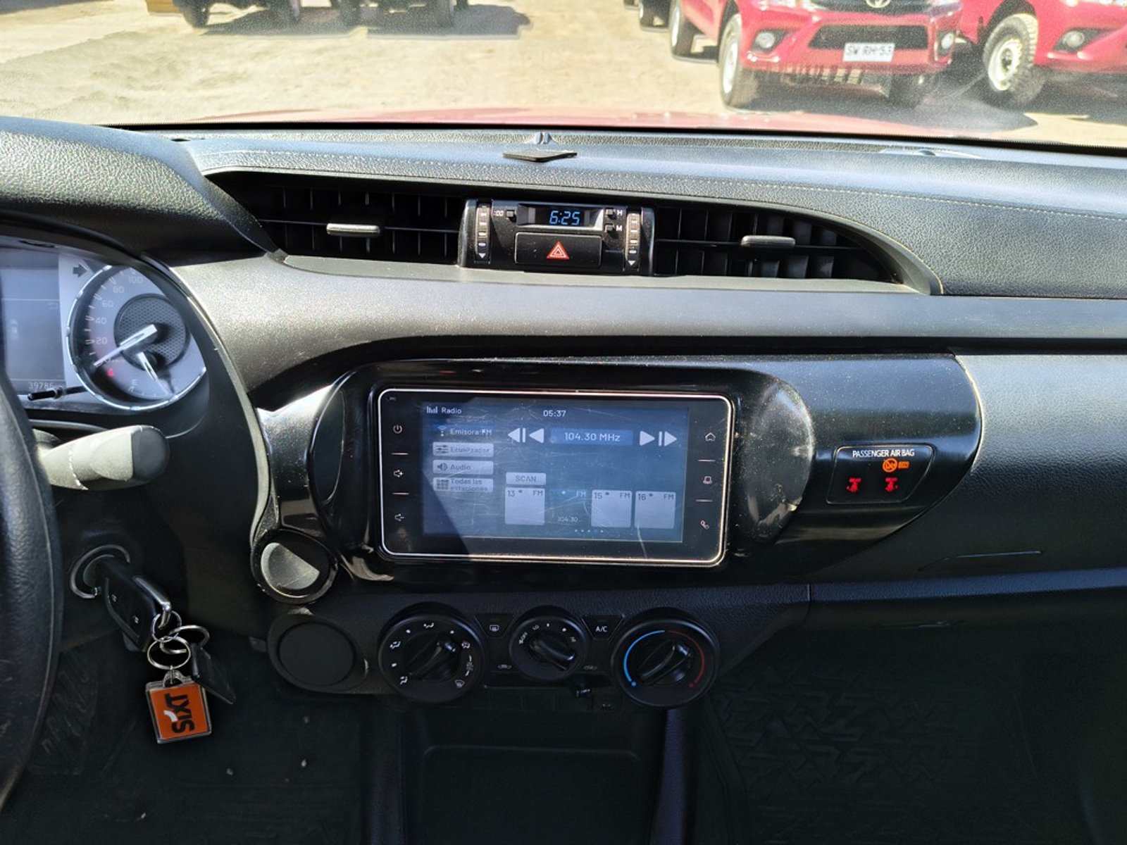 TOYOTA HILUX 2.4 DX 4X2 DIESEL MT 2023 - Imagen 16 de 19