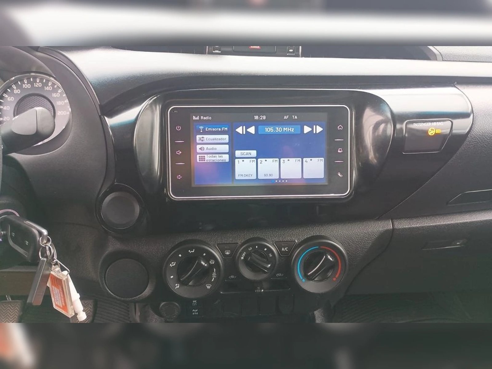 TOYOTA HILUX 2.4 DX DIESEL 4X2 DOB. CAB. MT 4P 2024 - Imagen 11 de 13